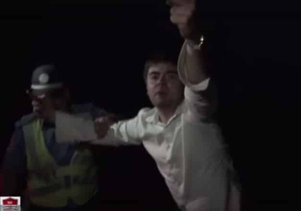 Новина - Події - На Львівщині чиновник влаштував п'яне шоу на дорозі (Відео)