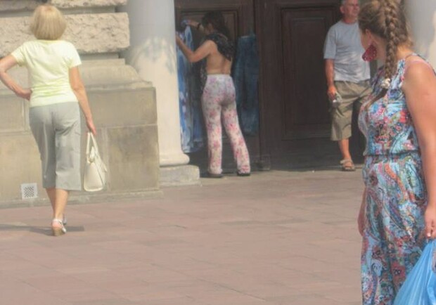 Новина - Події - У Львові жінка вразила перехожих перевдяганням біля театру