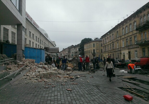 Новина - Події - Після відкриття Forum Lviv обвалилась стіна сусіднього будинку