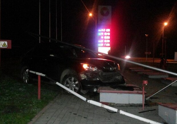 Новина - Події - Нічне ДТП на Львівщині: некероване авто викинуло на заправку