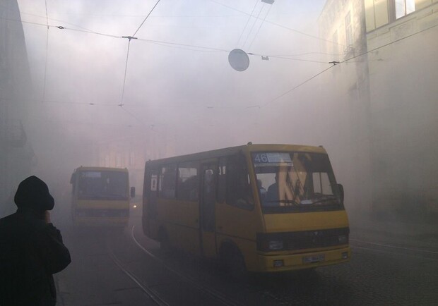 Новина - Події - У центрі Львова спалахнуло авто (фото)
