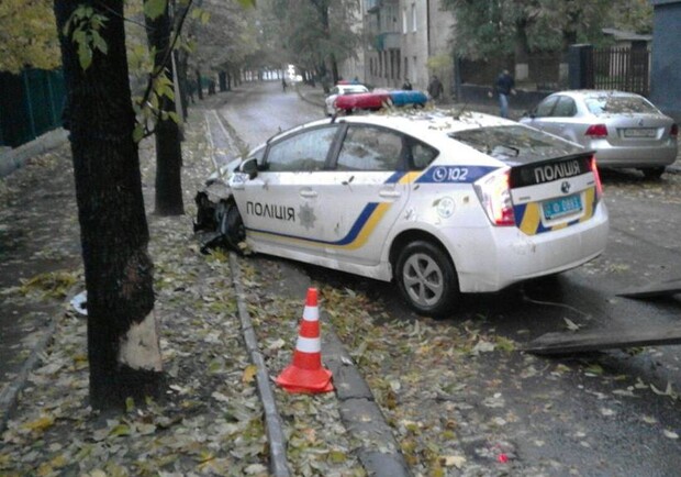 Новина - Події - Патрульні поліцейські у Львові розбили ще одне авто (фото)