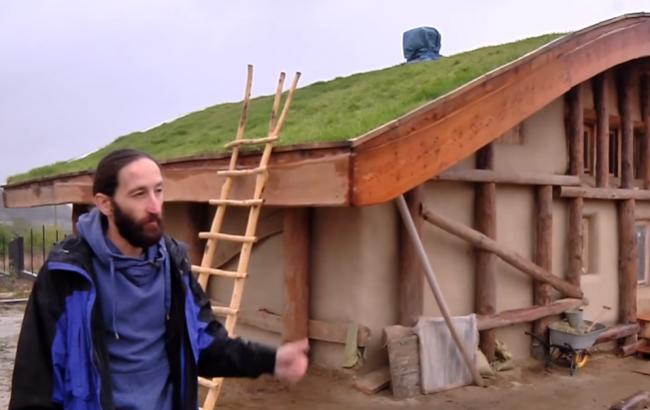 Новина - Дозвілля та їжа - Глина, солома і трава на даху: львівський айтішнік будує собі "домівку Хоббіта" (відео)
