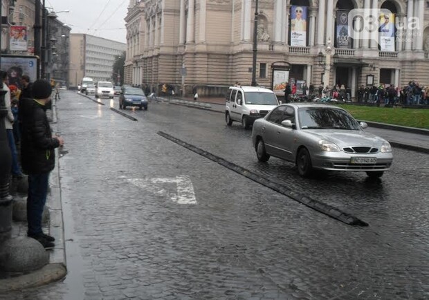 Новина - Транспорт та інфраструктура - На проспекті Свободи у Львові розтрощили смугу для громадського транспорту (фото, відео)