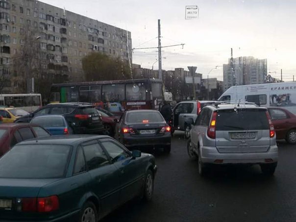 Новина - Події - Ранок у Львові почався з транспортного колапсу (фото)