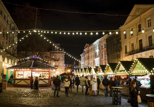 Новина - Дозвілля та їжа - Різдво наближається: у Львові триває святковий ярмарок, прикрашають вулиці  (фоторепортаж)