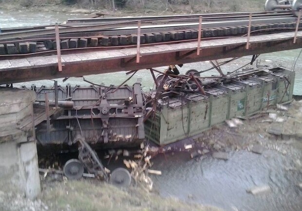 Новина - Транспорт та інфраструктура - На Львівщині зійшов з рейок потяг: два вагони впали у річку ( фото )