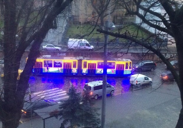 Новина - Транспорт та інфраструктура - Львовом їздить святковий трамвай з ілюмінацією