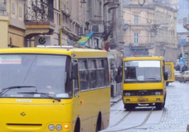 Новина - Транспорт та інфраструктура - У Львові водії маршруток вивішують оголошення: "Пільги лише для учасників АТО"