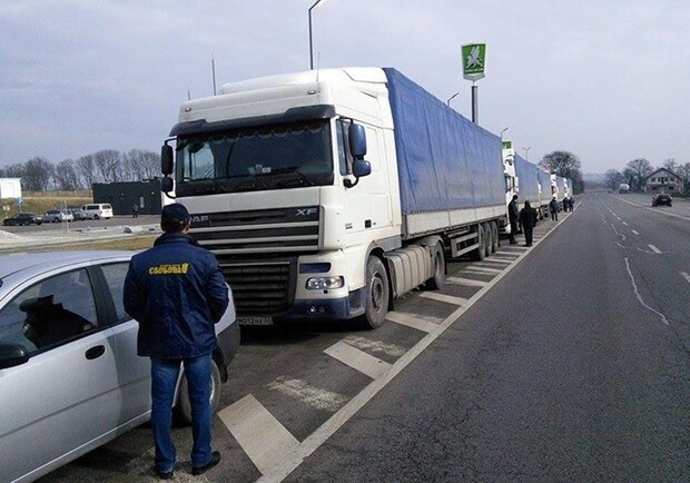 Новина - Події - На Львівщині учасники блокади затримали 10 російських вантажівок