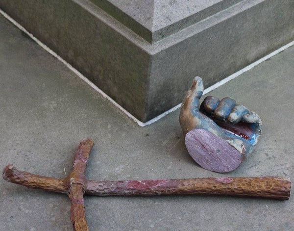 Новина - Події - У Львівській області вандали відпиляли скульптурі Папи Римського руку з хрестом (фото)