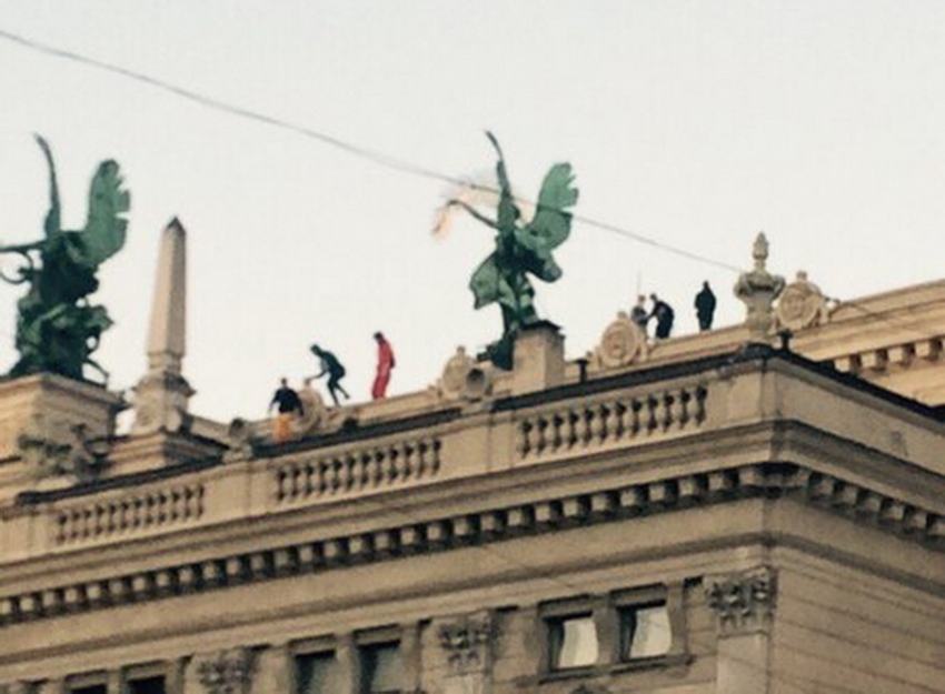 Новина - Події - Неповнолітні руфери залізли на дах Оперного театру у Львові (фото, відео)