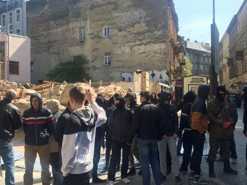 Новина - Події - Хлопці у балаклавах знесли паркан навколо скандального будівництва у Львові (фото, відео)
