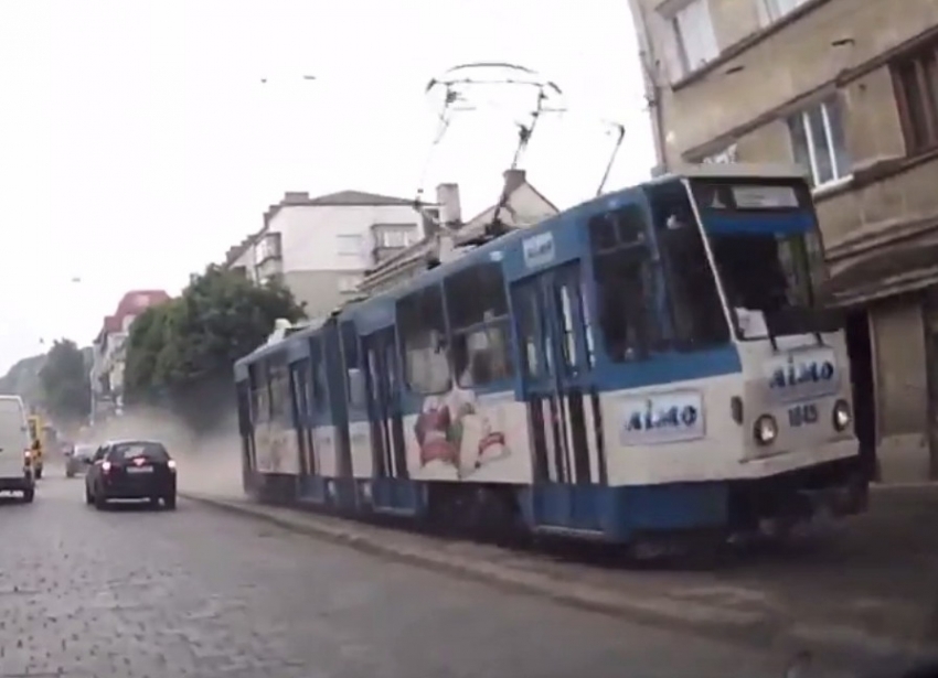 Новина - Події - Львів’яни зупинили трамвай, в якого відмовили гальма (фото)