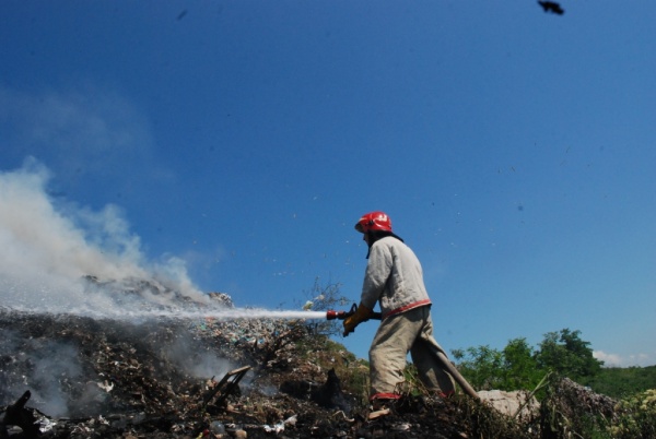 Новина - Події - Як гасили чергову пожежу на Грибовецькому сміттєзвалищі (відео)