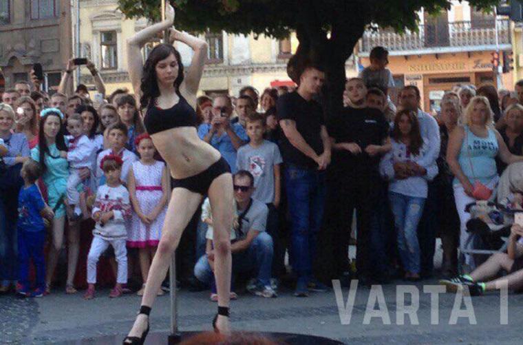 Новина - Події - В центрі Львова на День Незалежності танцювали напівголі жінки (фото)