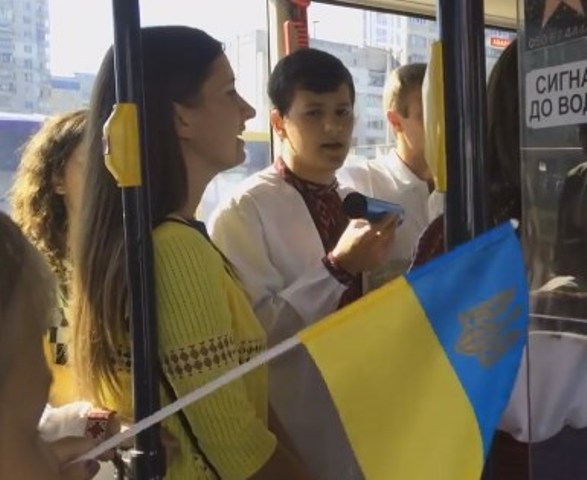 Новина - Події - На День Незалежності молодь влаштувала концерт у львівському автобусі (відео)