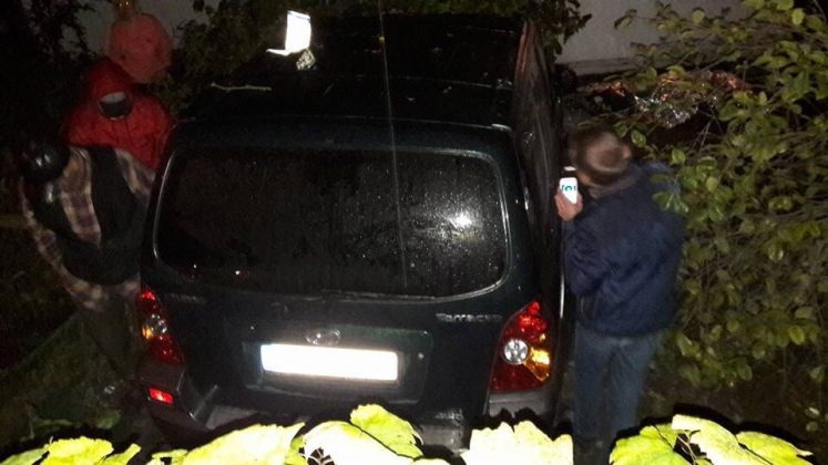 Новина - Події - Моторошна ДТП у Львові: Hyundai збив людей та вилетів на подвір’я будинку