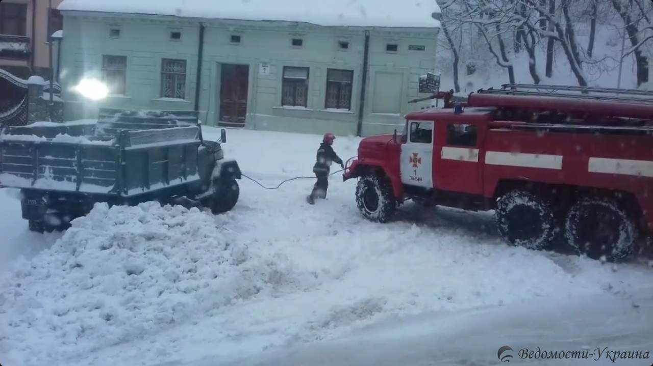 Новина - Події - Відеофакт: у Львові пожежні машини витягують вантажівки зі снігового полону