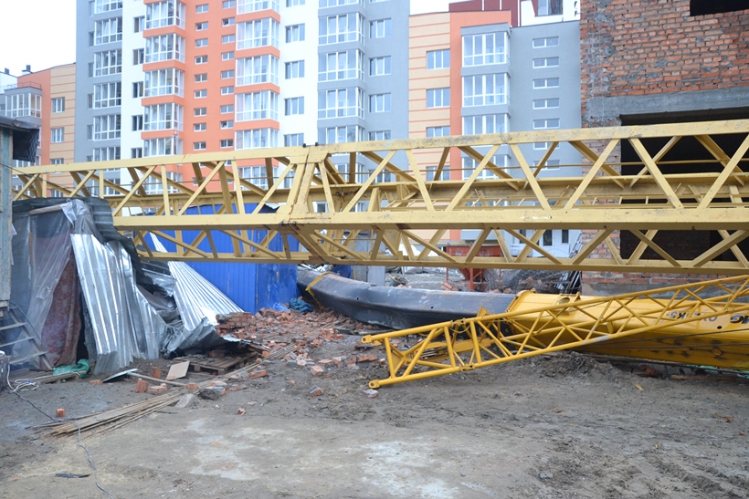 Новина - Події - Нещасний випадок: на новобудові у Львові впав будівельний кран