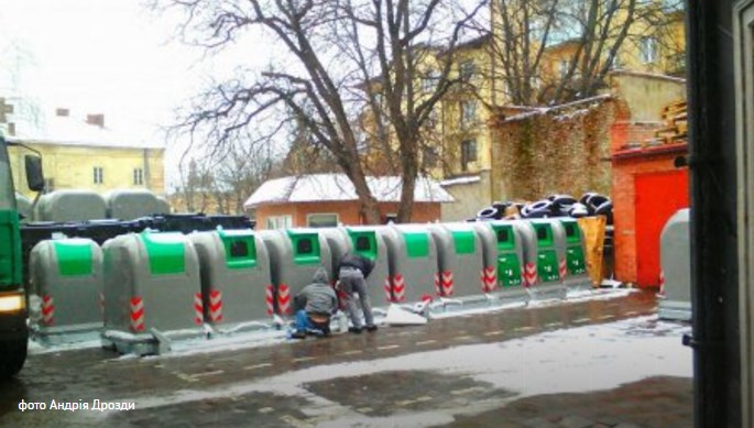 Новина - Події - Фотофакт: в центрі Львова встановили сучасні сміттєві контейнери