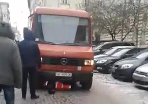 Новина - Події - Жахливе відео: у центрі Львова машина насмерть збила паркувальника