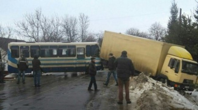Новина - Події - Є постраждалі: під Львовом автобус протаранив вантажівку