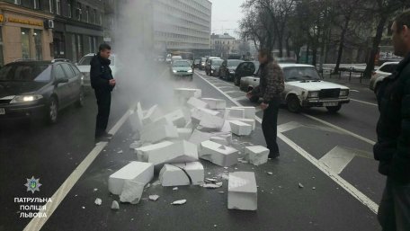 Новина - Події - Фотофакт: у центрі Львова з вантажівки на дорогу вивалилися газоблоки