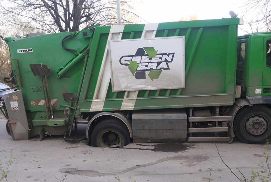 Новина - Події - Нові пригоди львівського сміття: у Львові сміттєвоз провалився під землю