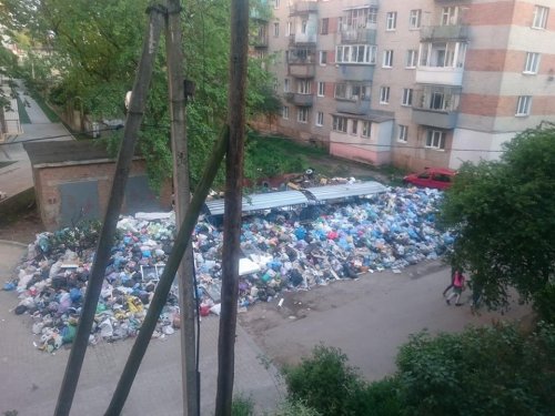Новина - Події - Фотофакт: ще одна вулиця у Львові повністю перекрита сміттям