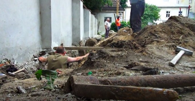Новина - Події - Фотофакт: в центрі Львова знайшли масові поховання людей