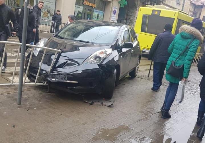 У центрі Львова автомобіль врізався в огорожу на пішохідному переході. Фото Ігор Зінкевич.