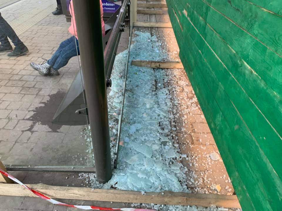 У центрі Львова розтрощили скляну зупинку