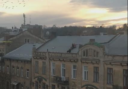 Львів'янка зняла на відео трьох підлітків, які видершись на дах, розпивали алкоголь. Скріншот із відео.