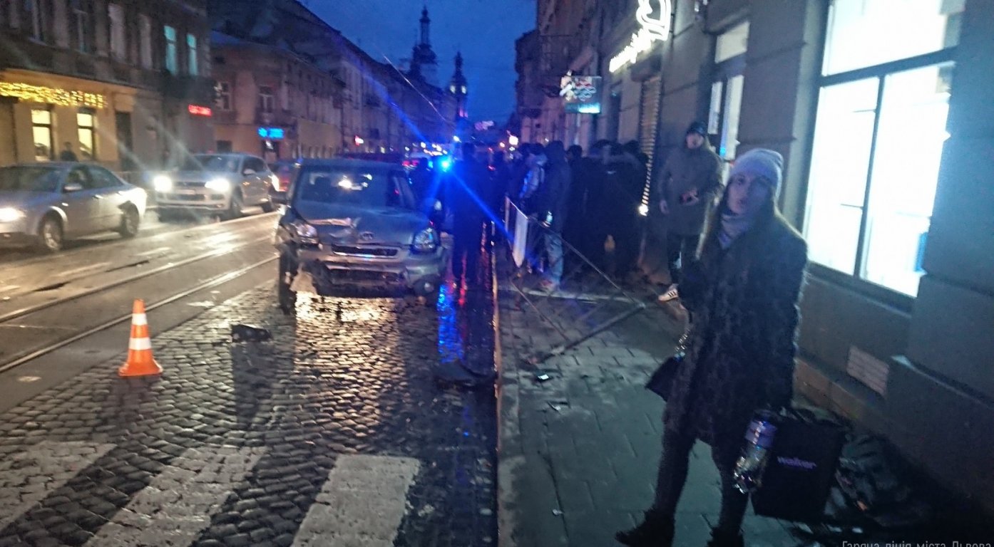 У Львові на Личаківській сталася ДТП між трьома автомобілями