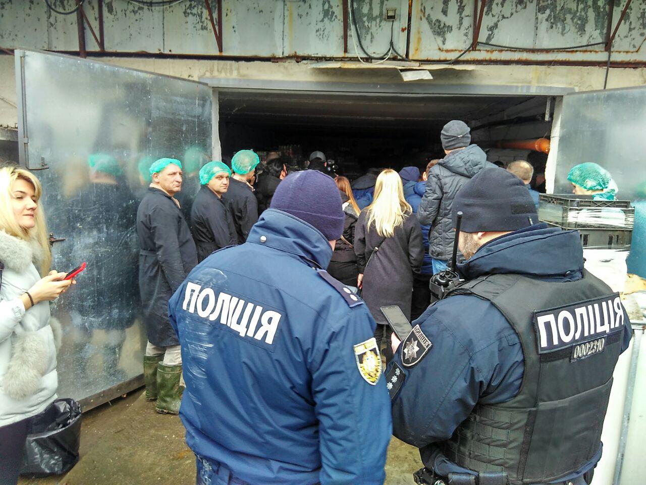 На заправку біля Львова масово з'їхалися поліцейські і журналісти, відбудеться показова утилізація 14 тонн алкоголю.