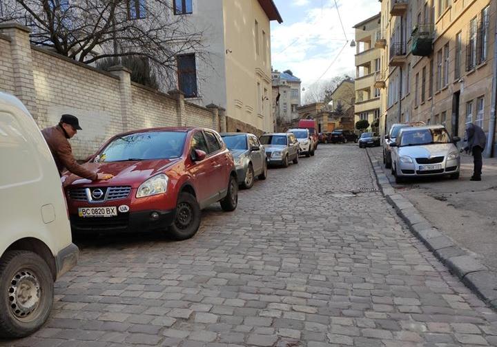 У центрі Львова подряпали близько 15 автомобілів