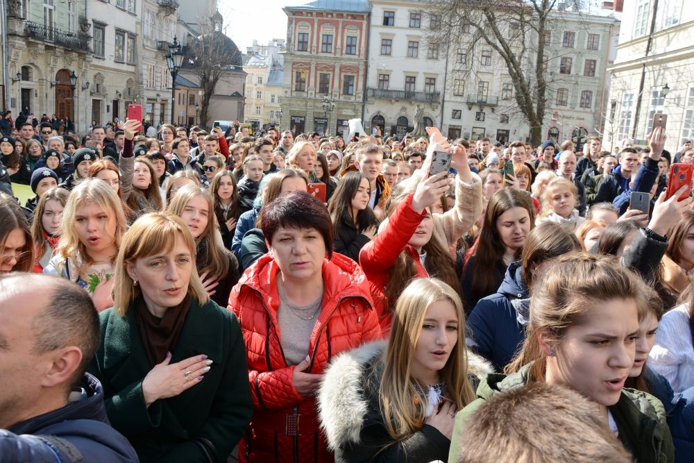У Львові натовп виконав гімн України. Фото Львівська міськрада.