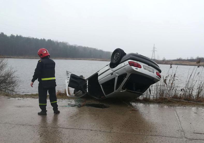 В Яворівському районі авто злетіло в озеро