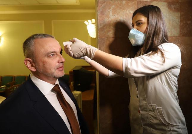 Медсестру викликали: як львівським депутатам міряли температуру.
