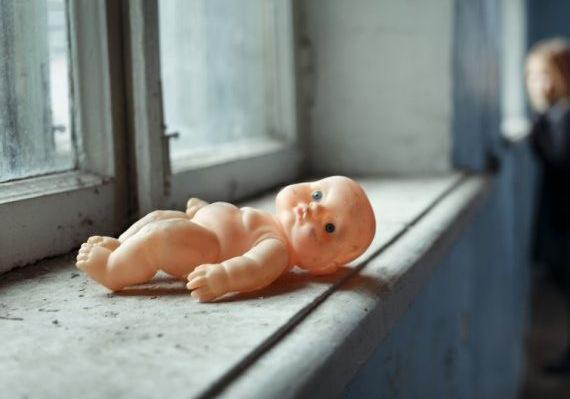 В під’їзді у Львові знайшли п’яного чоловіка з немовлям. Фото: Телеканал Центральний