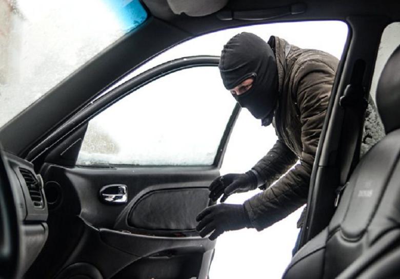 У Львові затримали голого чоловіка за крадіжку авто