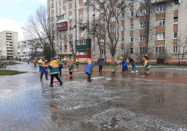 Фото дня: у Львові миють вулиці і тротуари фото