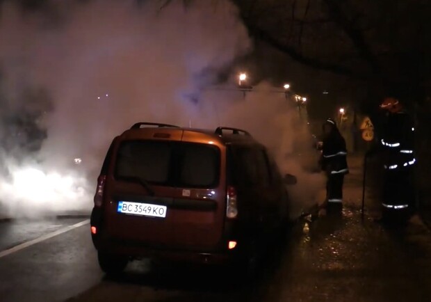Відео: у Шевченківському районі палав автомобіль фото