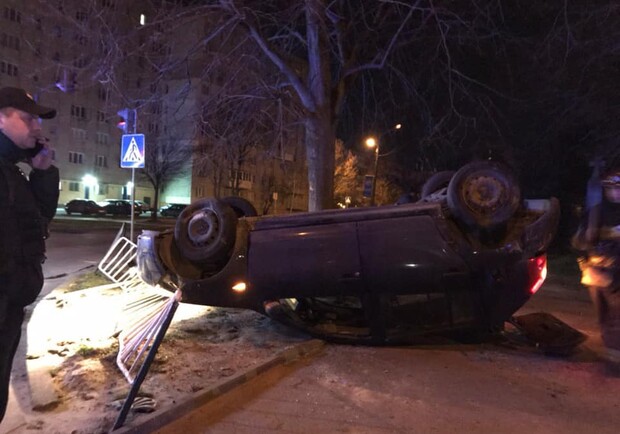 Водія госпіталізували: у Львові автомобіль перекинувся на дах фото