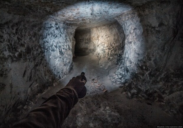 Неймовірні фото: краєзнавці спустилися в унікальну підземну криївку фото