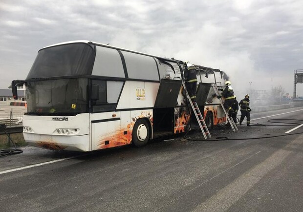 Вщент: біля Будапешта загорівся автобус з українськими заробітчанами фото