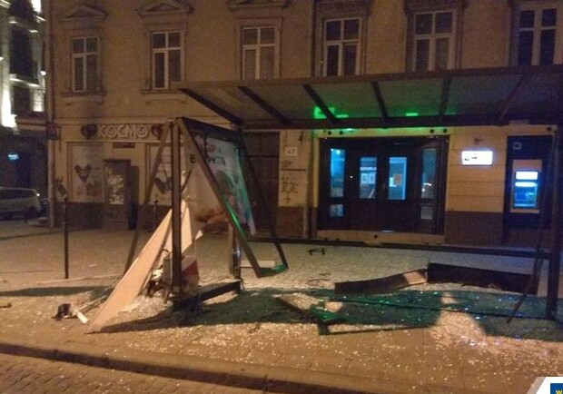Розшукують водія: у центрі Львова позашляховик зніс зупинку  фото