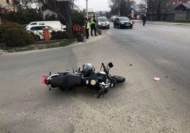 Віз наркотики: біля Львова мотоцикліст спричинив потрійну ДТП фото