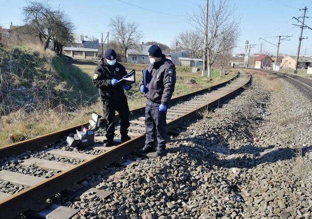 Не ходи коліями: біля Львова потяг збив чоловіка фото